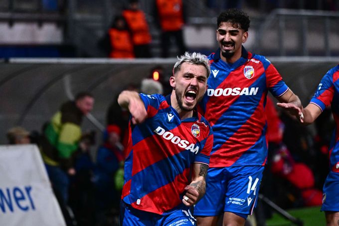 ONLINE: Plzeň - Slavia 1:1. Srovnáno, Ladra z přímáku překvapil Staňka ONLINE: Plzeň - Slavia 1:1. Srovnáno, Ladra z přímáku překvapil Staňka