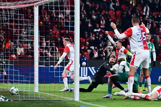 ONLINE: Slavia - Bohemians 2:0. Smolný vlastní gól Okekeho zvýšil vedení domácích ONLINE: Slavia - Bohemians 2:0. Smolný vlastní gól Okekeho zvýšil vedení domácích