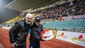 Jindřich Trpišovský obdržel od fanoušků Slavie po výhře nad Duklou dort ke svým 50. narozeninám