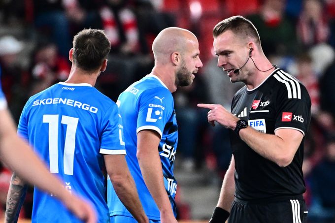 ZLATÁ PÍŠŤALKA: Správné verdikty rozhodčích v Edenu, pozorný VAR v Teplicích ZLATÁ PÍŠŤALKA: Správné verdikty rozhodčích v Edenu, pozorný VAR v Teplicích