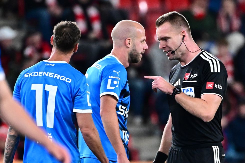ZLATÁ PÍŠŤALKA: Správné verdikty rozhodčích v Edenu, pozorný VAR v Teplicích ZLATÁ PÍŠŤALKA: Správné verdikty rozhodčích v Edenu, pozorný VAR v Teplicích