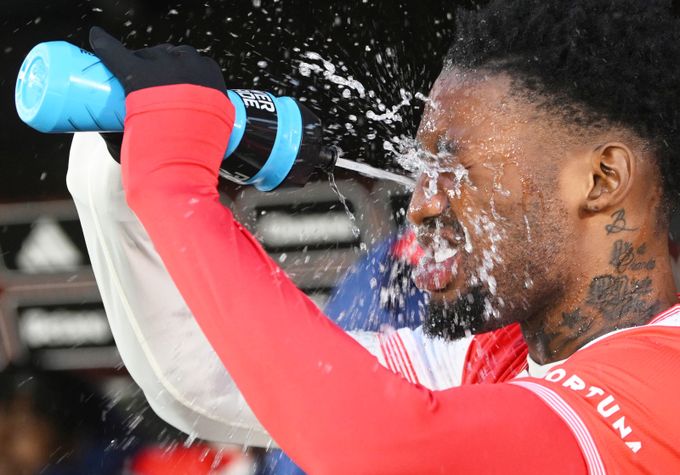 Tondo z Vršovic, bacha na sestup… Musím bránit Chama. FIFA mi posílá skoro tisíc dolarů Tondo z Vršovic, bacha na sestup… Musím bránit Chama. FIFA mi posílá skoro tisíc dolarů