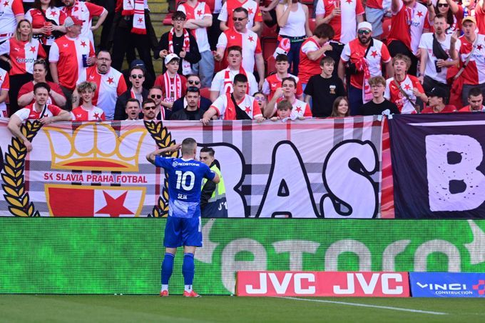 Chance Liga ONLINE: Šok na Slavii, Sejk si vyslechl své. Zahozená penalta v Jablonci Chance Liga ONLINE: Šok na Slavii, Sejk si vyslechl své. Zahozená penalta v Jablonci