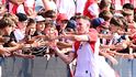 Lukáš Provod se po zápase zdraví s dětmi, které fandily Slavii proti Slovácku