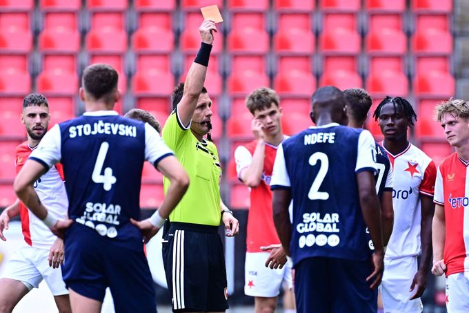 ZLATÁ PÍŠŤALKA: Pechanec hořel v Edenu. Chyby při udělování červených i přísná penalta ZLATÁ PÍŠŤALKA: Pechanec hořel v Edenu. Chyby při udělování červených i přísná penalta