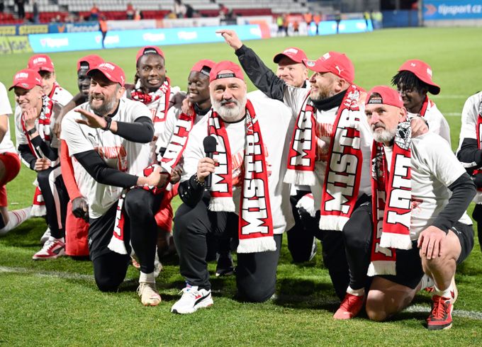 Trpišovský prodloužil ve Slavii: ve smlouvě je opce na tři roky. Upsali se i asistenti Trpišovský prodloužil ve Slavii: ve smlouvě je opce na tři roky. Upsali se i asistenti