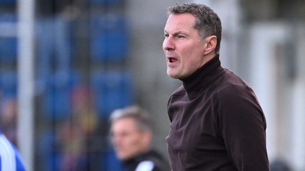 Kouč Sparty Brian Priske během utkání na Slovácku