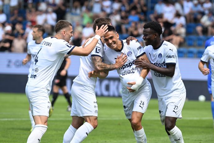 Fotbalisté Slovácka slaví úvodní branku do sítě Artisu v barážové odvetě Fotbalisté Slovácka slaví úvodní branku do sítě Artisu v barážové odvetě