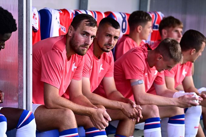 Umí ve Slavii někdo kličku s míčem? Fotbal jde špatným směrem. U Juráska si nejsem jistej… Umí ve Slavii někdo kličku s míčem? Fotbal jde špatným směrem. U Juráska si nejsem jistej…