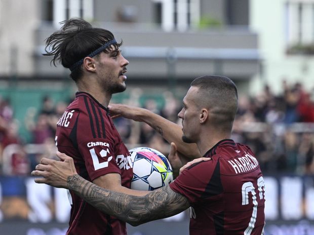 Veljko Birmančevič slaví gól s Lukášem Haraslínem proti Bohemians Veljko Birmančevič slaví gól s Lukášem Haraslínem proti Bohemians