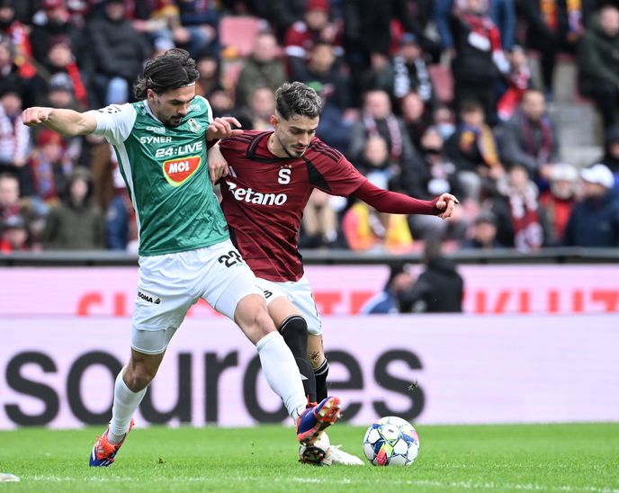 Jakub Martinec z Jablonce v souboji s Albionem Rrahmanim ze Sparty Jakub Martinec z Jablonce v souboji s Albionem Rrahmanim ze Sparty