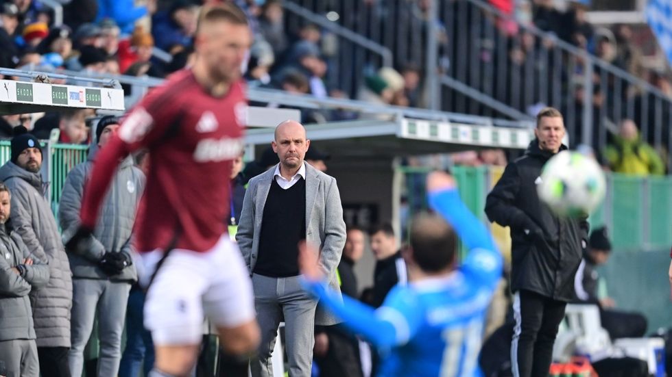 Trenér Mladé Boleslavi Aleš Majer sleduje své hráče v utkání se Spartou