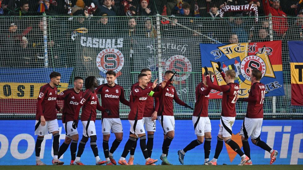 Fotbalisté Sparty slaví gól