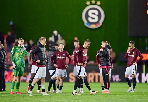 Zklamaní fotbalisté Sparty po prohře s Plzní Zklamaní fotbalisté Sparty po prohře s Plzní