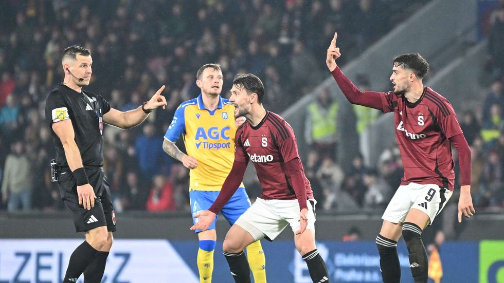 Kaan Kairinen a Albion Rrahmani se zlobí na rozhodčího