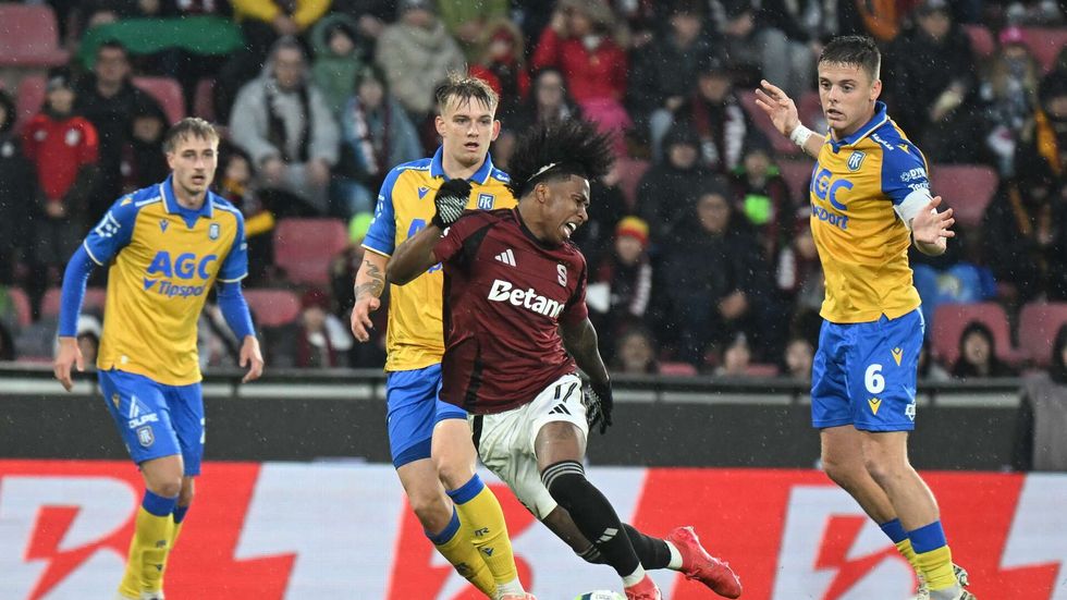 Angelo Preciado dostal žlutou kartu za simulování