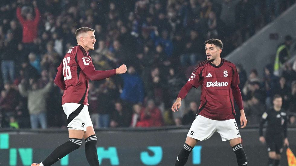 Patrik Vydra (vlevo) se raduje z gólu proti Teplicím