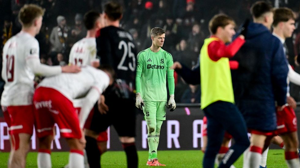 Zklamaný brankář Sparty Peter Vindahl po porážce s Pardubicemi