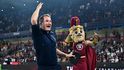 Brian Priske slaví výhru s fanoušky Sparty