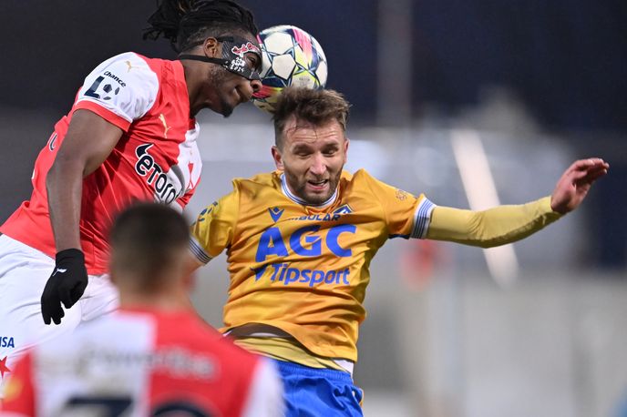 Daniel Trubač z Teplic a Igoh Ogbu ze Slavie v souboji Daniel Trubač z Teplic a Igoh Ogbu ze Slavie v souboji