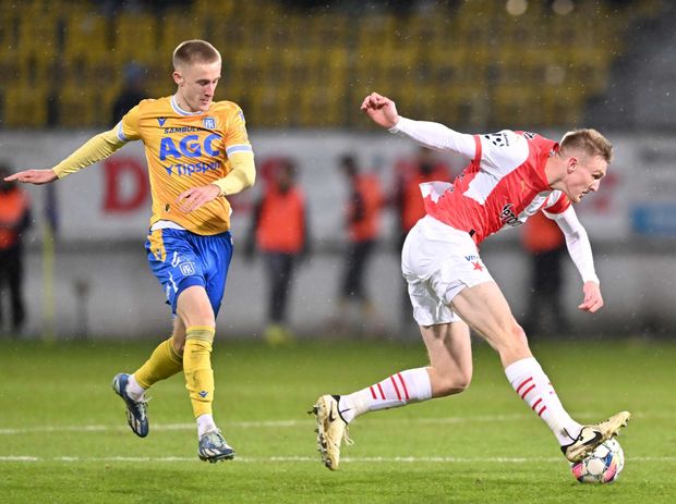 Obránce Slavie Štěpán Chaloupek (vpravo) během utkání v Teplicích Obránce Slavie Štěpán Chaloupek (vpravo) během utkání v Teplicích