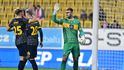 Matouš Trmal se raduje s obránci z úspěšného zákroku