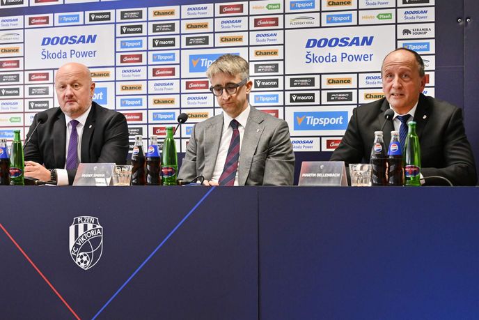 Předseda představenstva a generální ředitel FC Viktoria Plzeň Adolf Šádek, místopředseda představenstva a zástupce nového majitele Marek Šmrha, člen představenstva Martin Dellenbach Předseda představenstva a generální ředitel FC Viktoria Plzeň Adolf Šádek, místopředseda představenstva a zástupce nového majitele Marek Šmrha, člen představenstva Martin Dellenbach