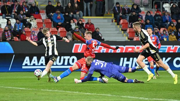Daniel Vašulín střílí gól proti Českým Budějovicím Daniel Vašulín střílí gól proti Českým Budějovicím