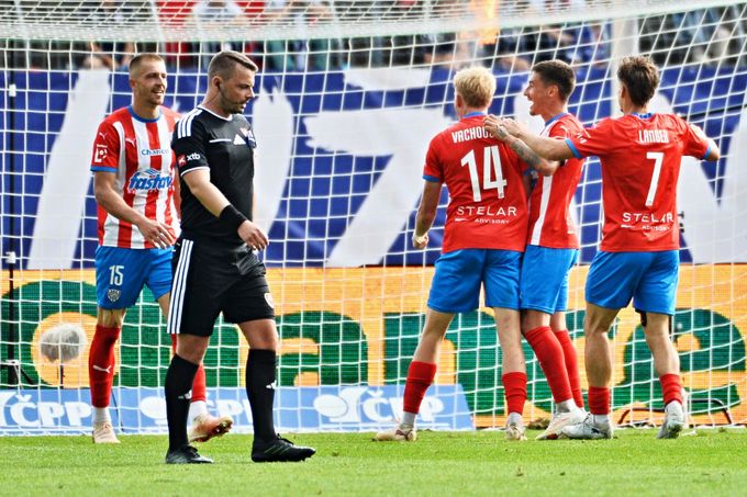 ONLINE: Zbrojovka - Artis 2:0. Domácí v derby zvyšují, gól Adedirana neplatí ONLINE: Zbrojovka - Artis 2:0. Domácí v derby zvyšují, gól Adedirana neplatí