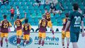 Fotbalisté Dukly Praha slaví gól do sítě Kroměříže