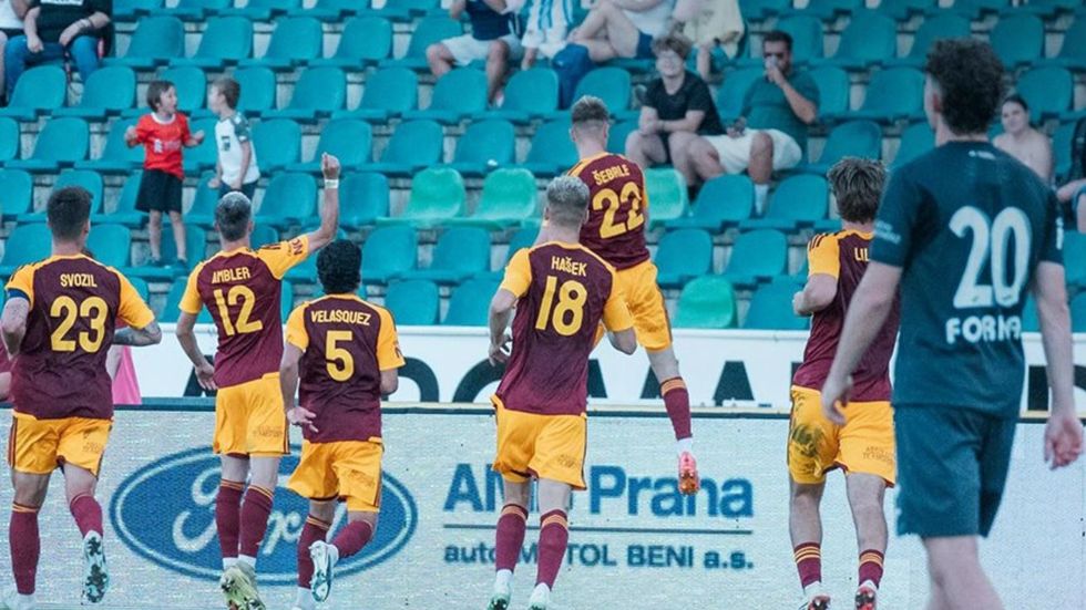 Fotbalisté Dukly Praha slaví gól do sítě Kroměříže