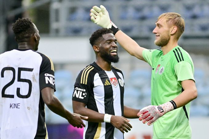 Problém pro Dynamo? Pět hráčů vyšetřuje cizinecká policie, odvezla je k výslechu Problém pro Dynamo? Pět hráčů vyšetřuje cizinecká policie, odvezla je k výslechu