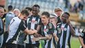 Fotbalisté českobudějovického Dynama se radují z branky