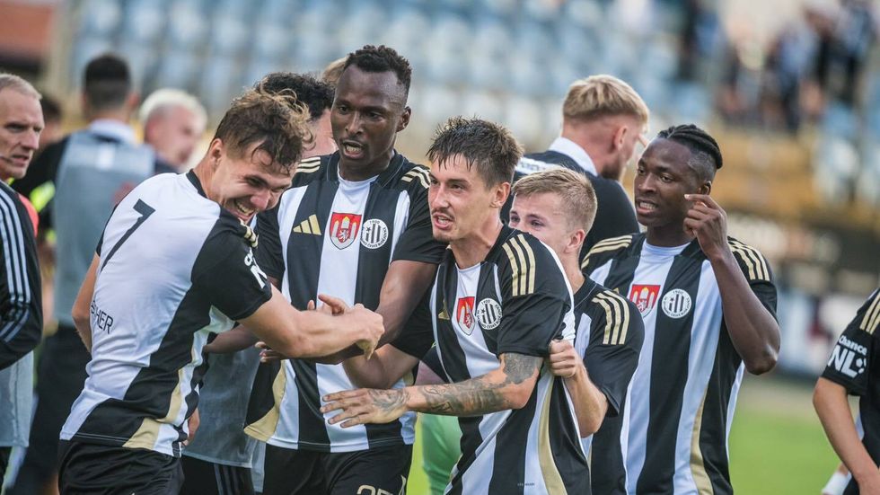 Fotbalisté českobudějovického Dynama se radují z branky
