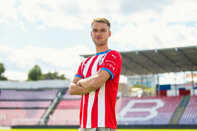 Martin Gjorgijevski by se mohl stát jednou z hlavních opor druholigové Zbrojovky Martin Gjorgijevski by se mohl stát jednou z hlavních opor druholigové Zbrojovky
