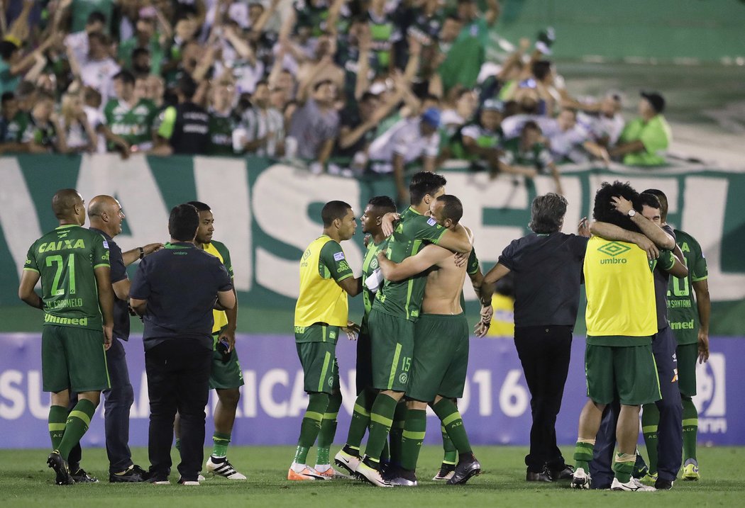 Takhle se fotbalisté Chapecoense radovali ještě před pár dny...