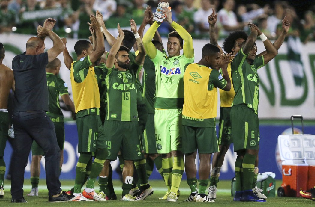 Takhle se fotbalisté Chapecoense radovali ještě před pár dny...