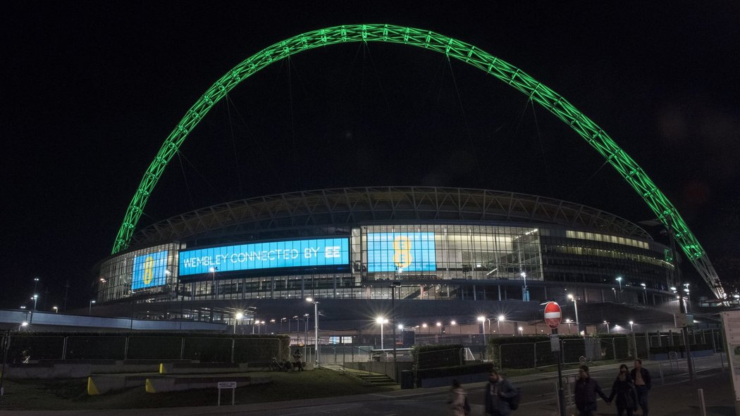 Stadion Wembley se zahalil do zelené