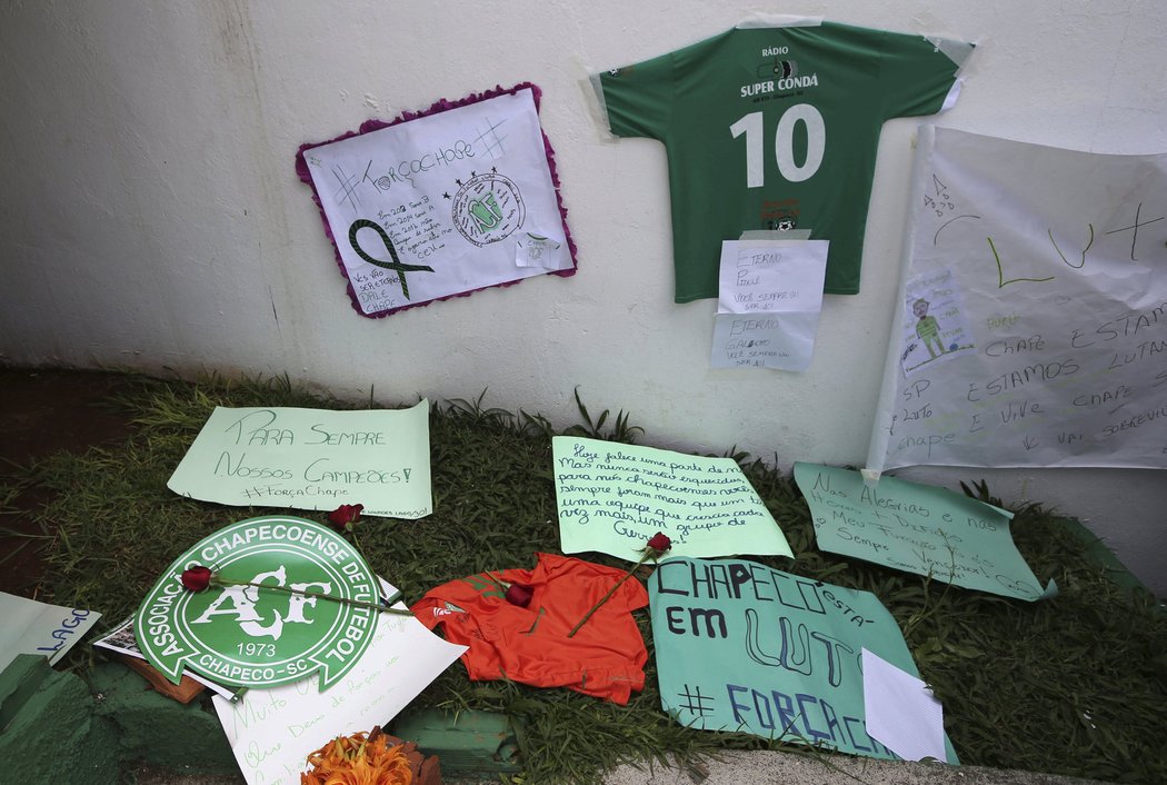 Fanoušci nosí ke stadionu Chapeco upomínkové předměty