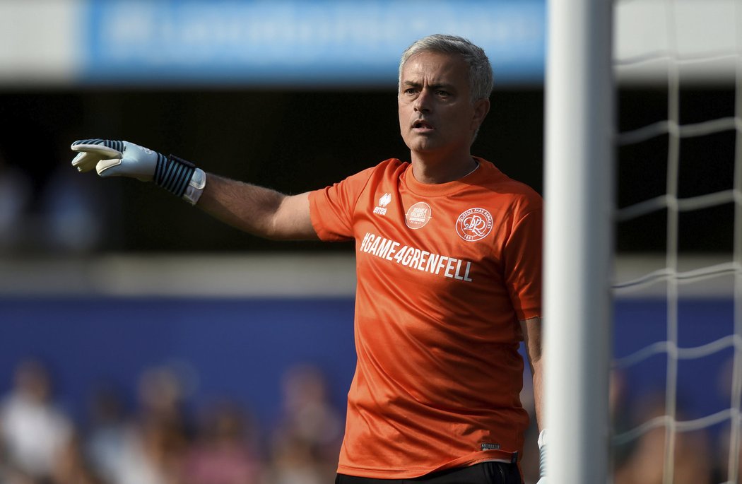 Trenér José Mourinho si pro charitativní utkání vyzkoušel roli brankáře
