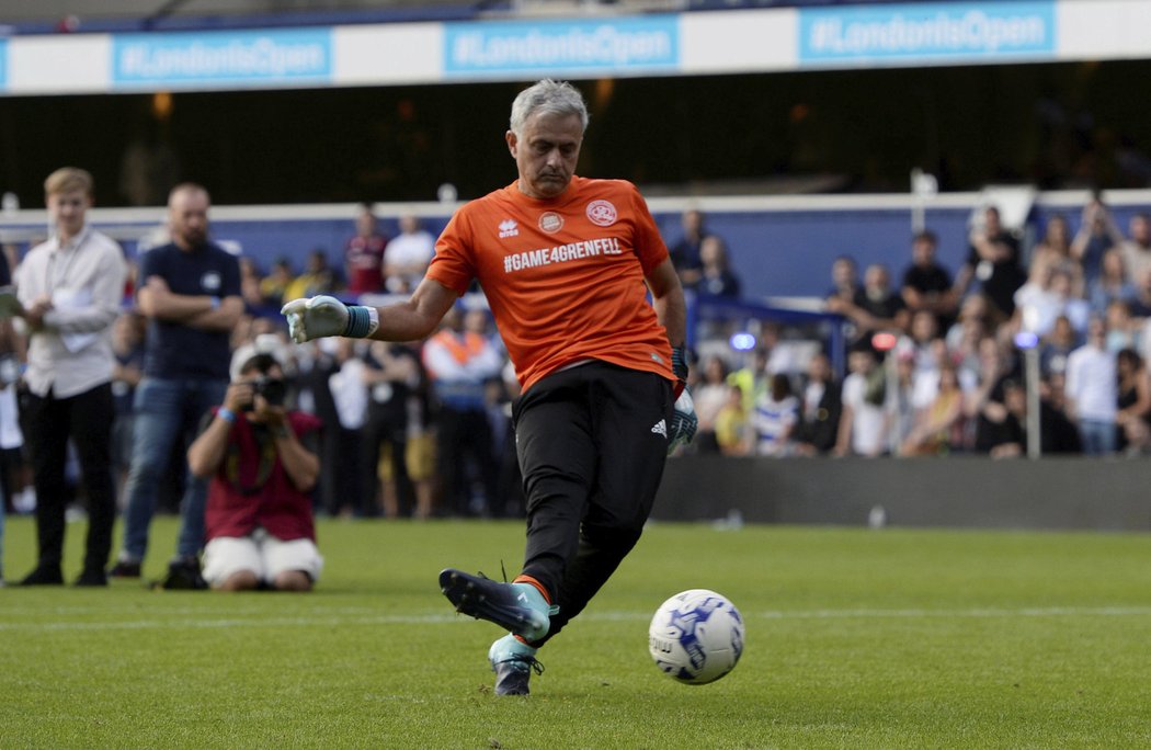 Trenér José Mourinho si pro charitativní utkání vyzkoušel roli brankáře