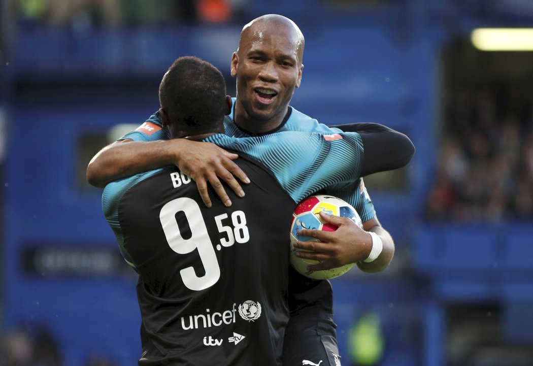 Didier Drogba v radostném objetí s Usainem Boltem