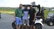 Jakub Voráček (vlevo), Petr Mrázek (uprostřed) a Ondřej Pavelec (vpravo) na pondělním golfovém turnaji