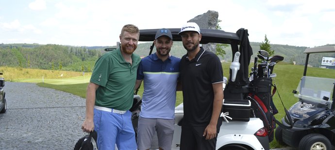 Jakub Voráček (vlevo), Petr Mrázek (uprostřed) a Ondřej Pavelec (vpravo) na pondělním golfovém turnaji