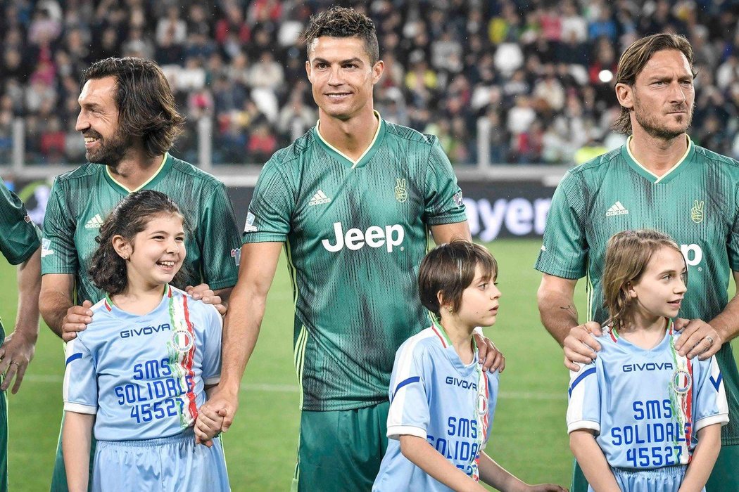 Zleva Andrea Pirlo, Cristiano Ronaldo a Francesco Totti při charitativním utkání na stadionu Juventusu