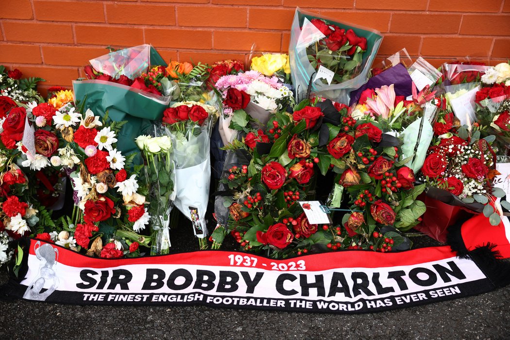 Tisícovky lidí vyprovodily Bobbyho Charltona na poslední cestu