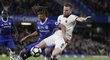 Nathan Ake z Chelsea v souboji s Tomem Cleverleym