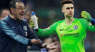 Brankář Chelsea odmítl střídat! Sarri u lajny běsnil, pohár pro City