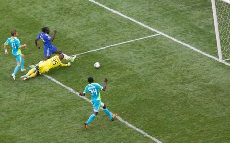 Belgický talent Lukaku střílí jednu z branek do sítě Seattlu Sounders na přípravném kempu Chelsea v USA