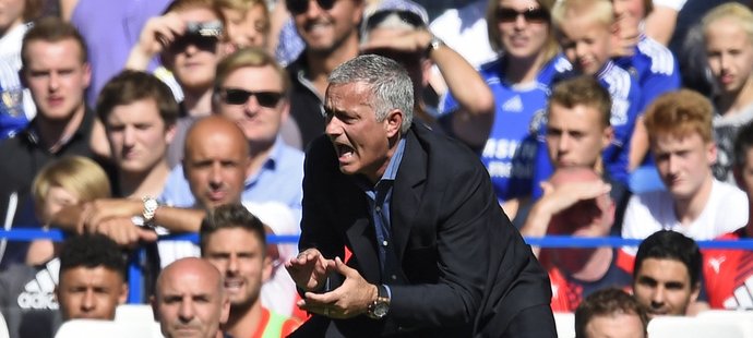 Trenér Chelsea José Mourinho zůstává ve funkci.